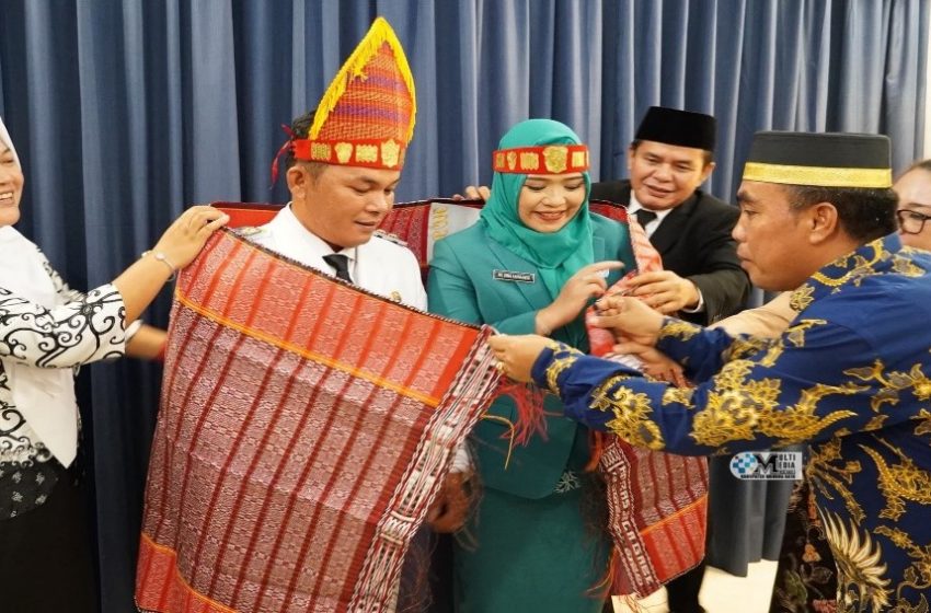  Wabup Ramanto Bersama Istri Terima Penyematan Marga Kehormatan dan Diangkat Jadi Bagian Keluarga Besar Lumban Gaol