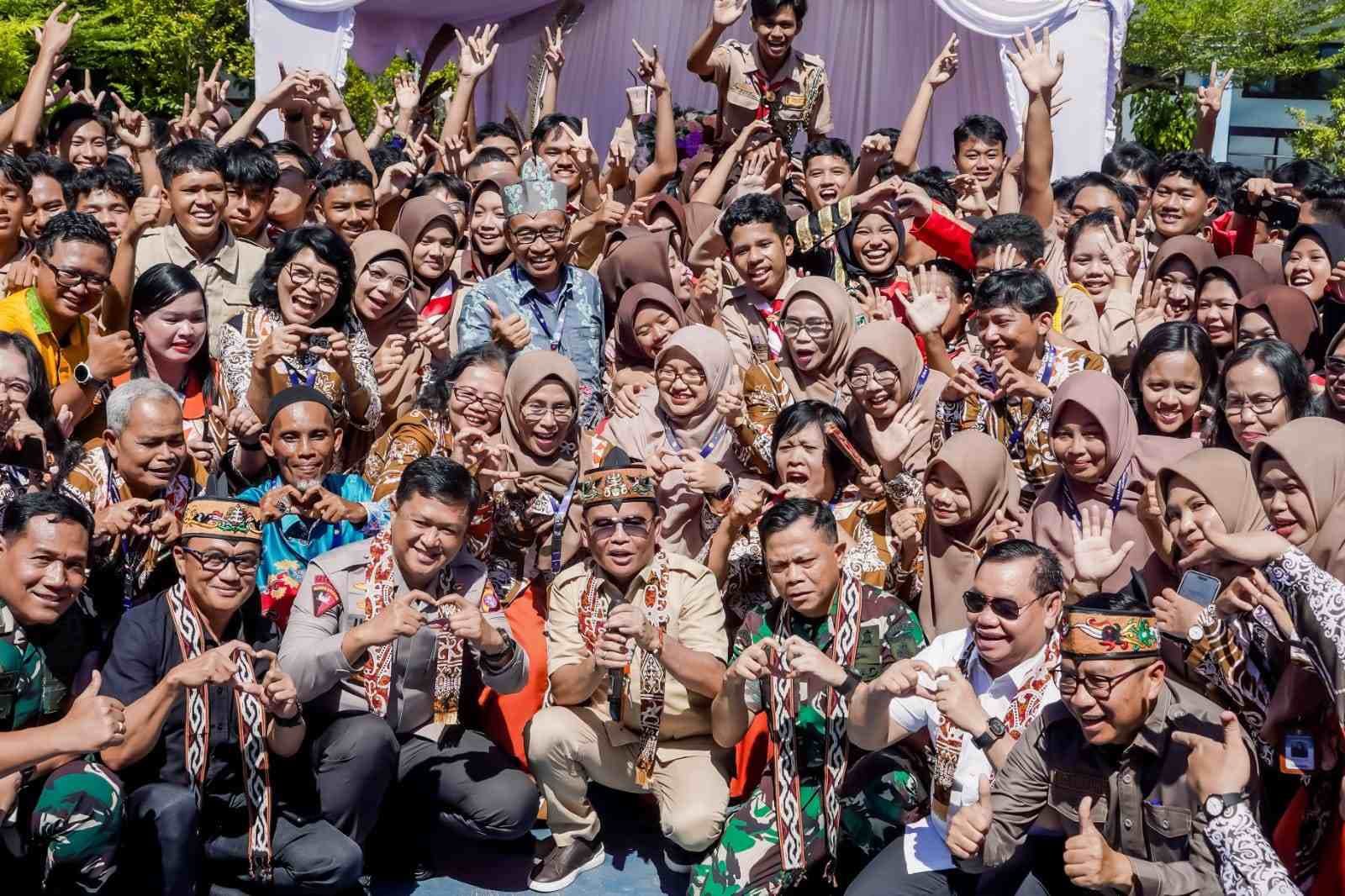 Gubernur Motivasi Siswa Semangat Belajar,Raih Cita-cita dan Bagi Paket Pasar Murah