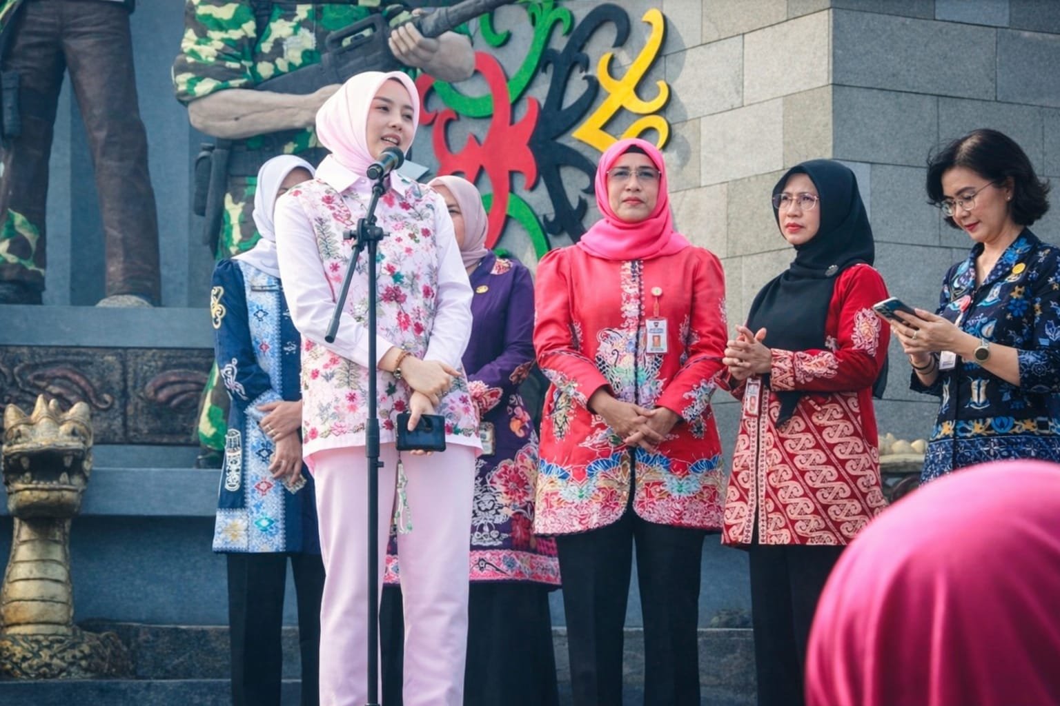 Aisyah Thisia Hadiri Gerakan Pangan Murah Serentak di Bundaran Besar Palangka Raya