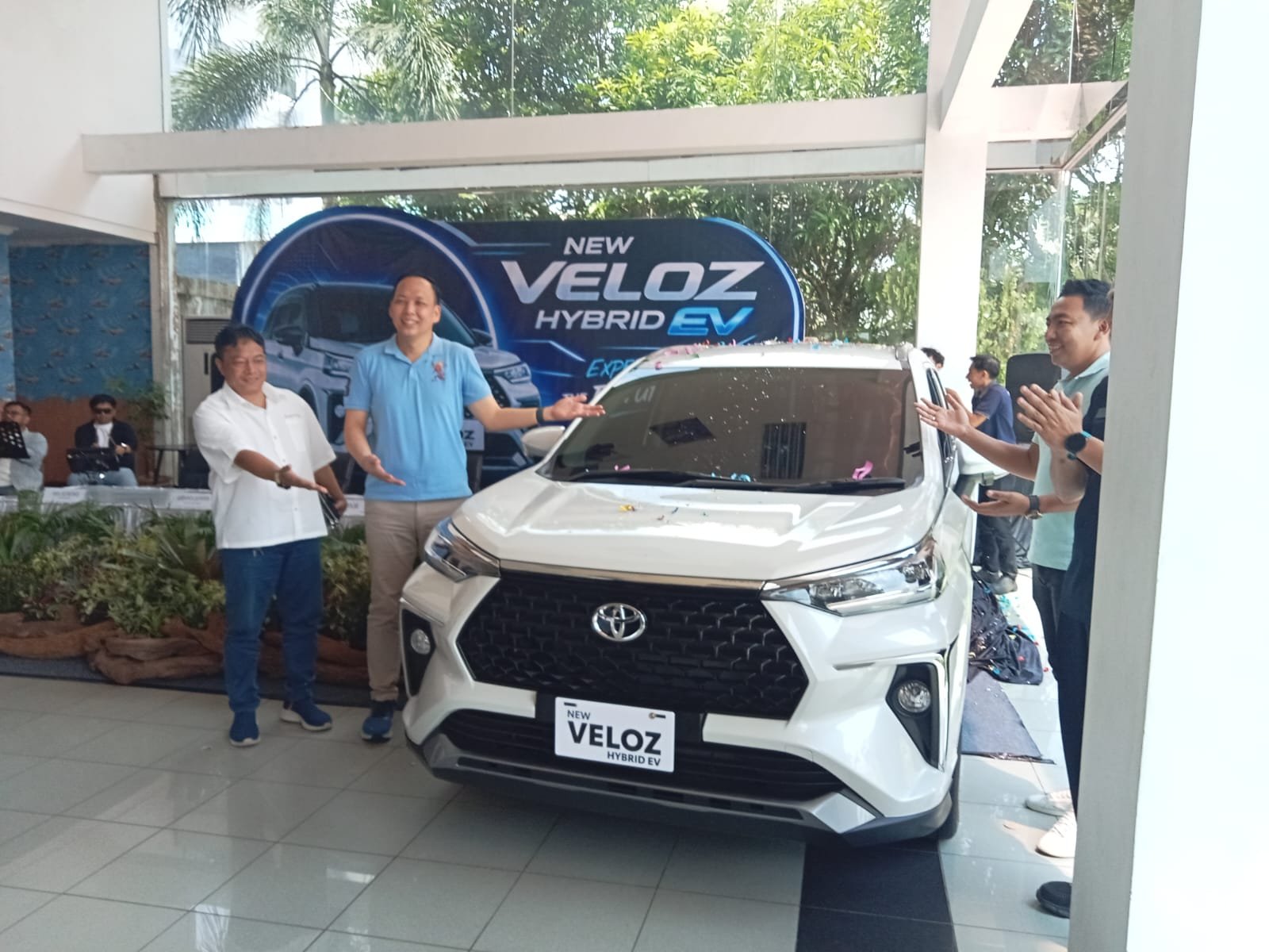 Generasi Terbaru New Veloz Hybrid EV Hadir Untuk Keluarga, Lebih Hemat dan Ramah Lingkungan:  Ada Layanan Cek Baterai Hybrid Gratis
