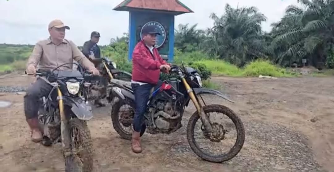 Naik Motor Trail, Bupati Kapuas Cek Langsung Jalan Rusak di Kapuas Kuala dan Bataguh