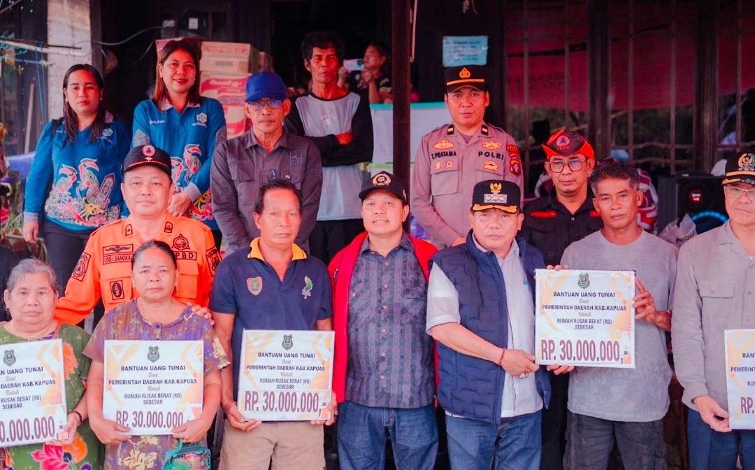 Pemkab Kapuas Salurkan Bantuan untuk 14 Rumah Korban Kebakaran di Timpah