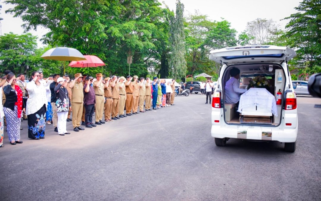 Pemkab Kapuas Lepas Jhon Phita Kadang dengan Upacara Penghormatan Terakhir