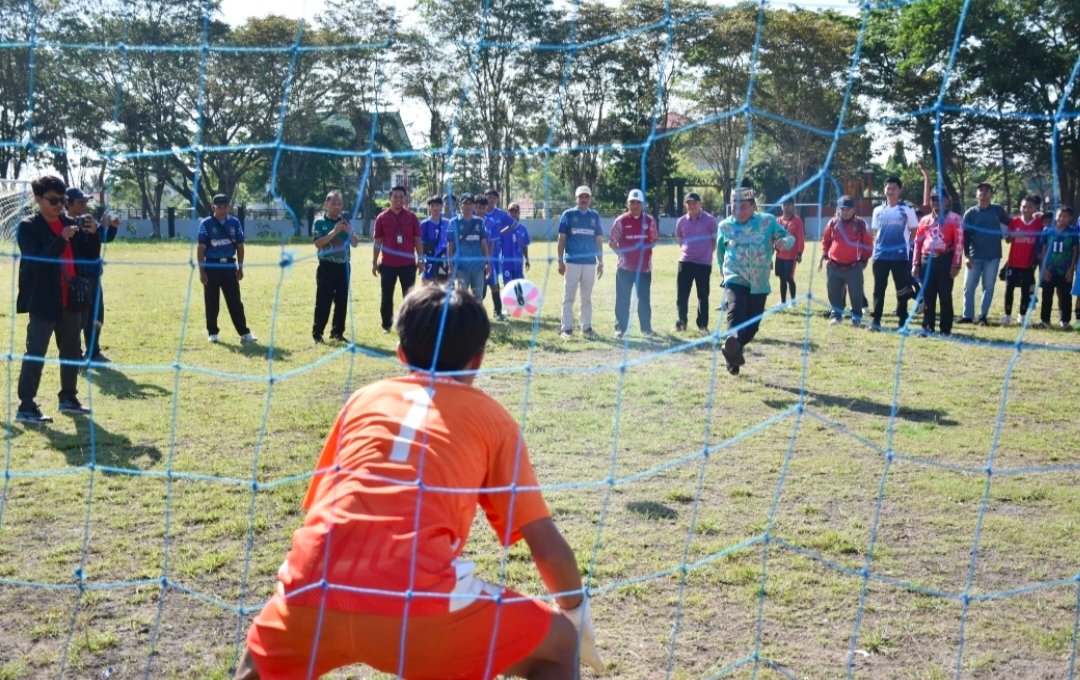 Gol Perdana Bupati Wiyatno Tandai Pembukaan Turnamen Sepak Bola Usia Dini Kapuas