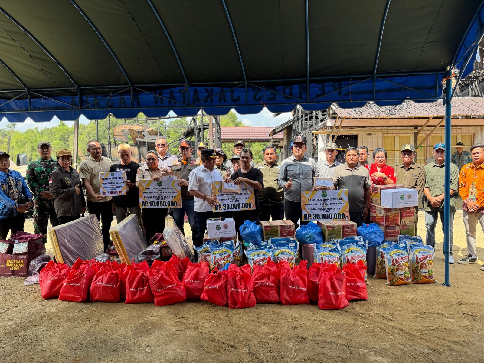 Bupati Kapuas Salurkan Bantuan Korban Kebakaran, Dorong Perbaikan Infrastruktur Desa