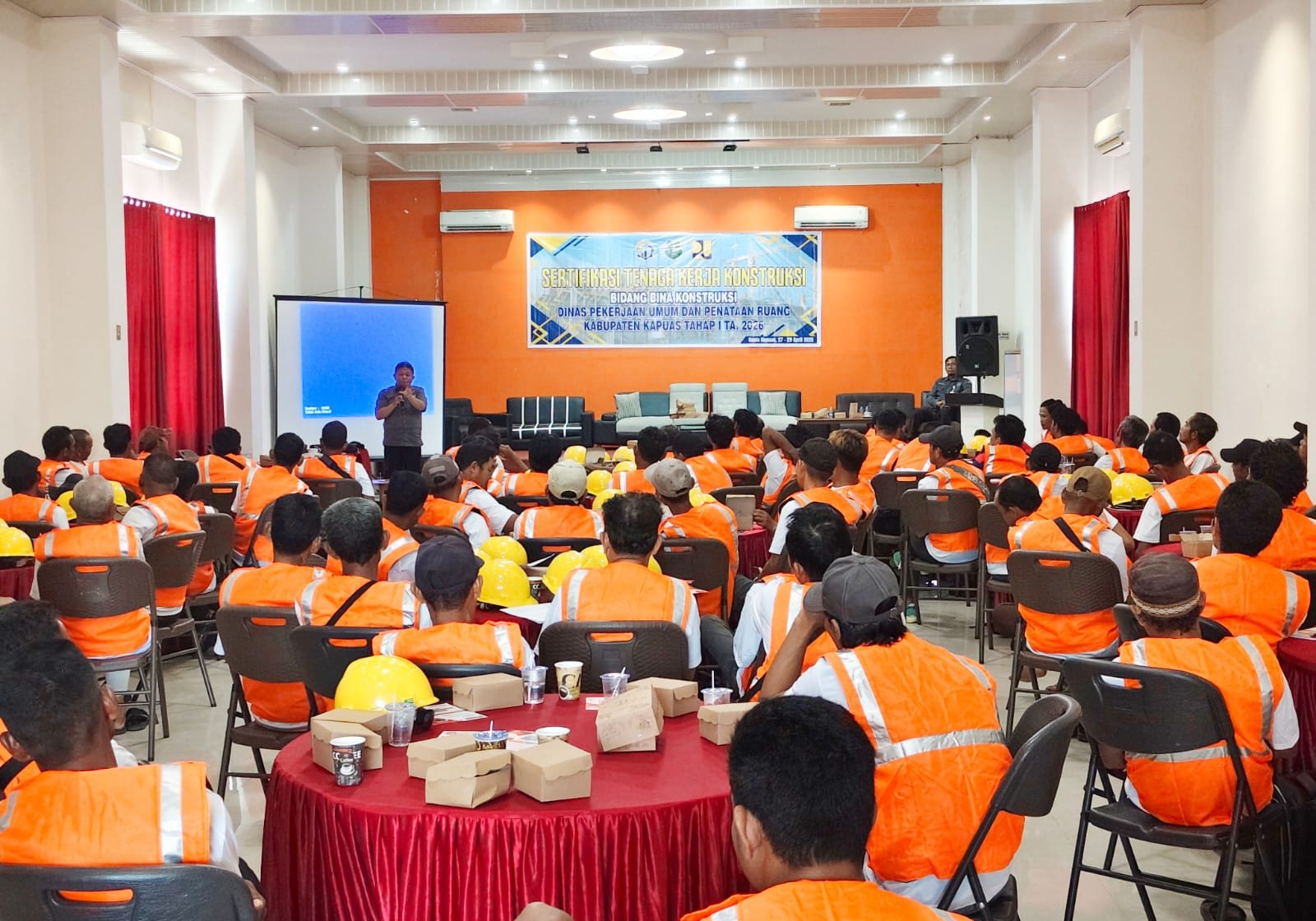 Kejar Target 1.500 TKK, PUPR Kapuas Sertifikasi 100 Pekerja Konstruksi