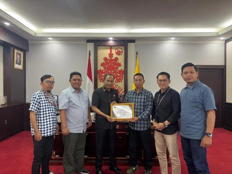 Arton S. Dohong Terima Penghargaan Sahabat Pers dari PWI