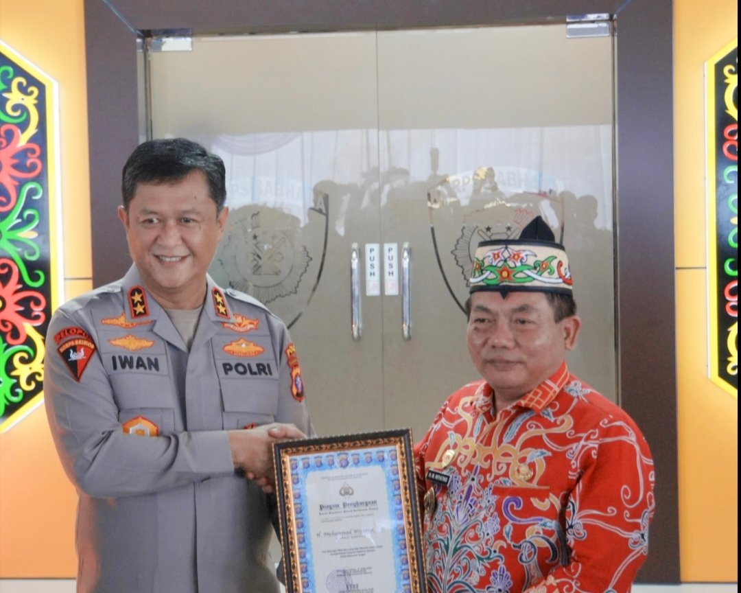 Bupati Kapuas Terima Penghargaan Kapolda Kalteng atas Dukungan Renovasi Mako Samapta