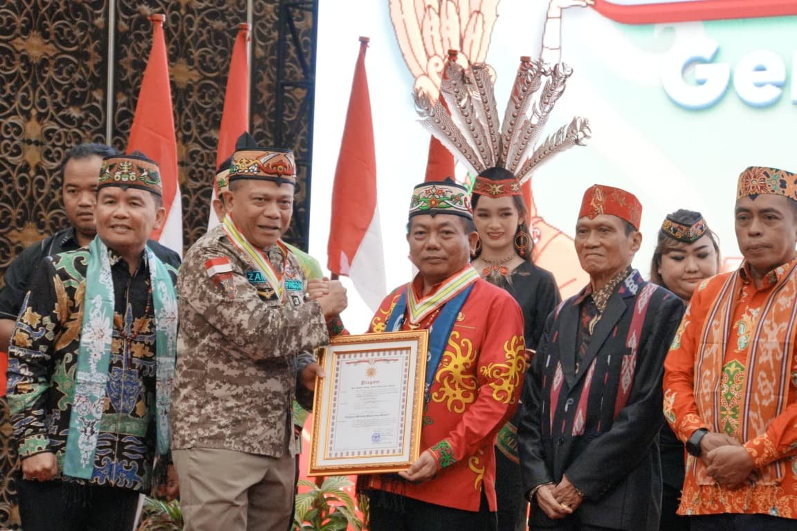 Bupati Kapuas Terima Medali Kehormatan Gerdayak pada HUT ke-16 Organisasi