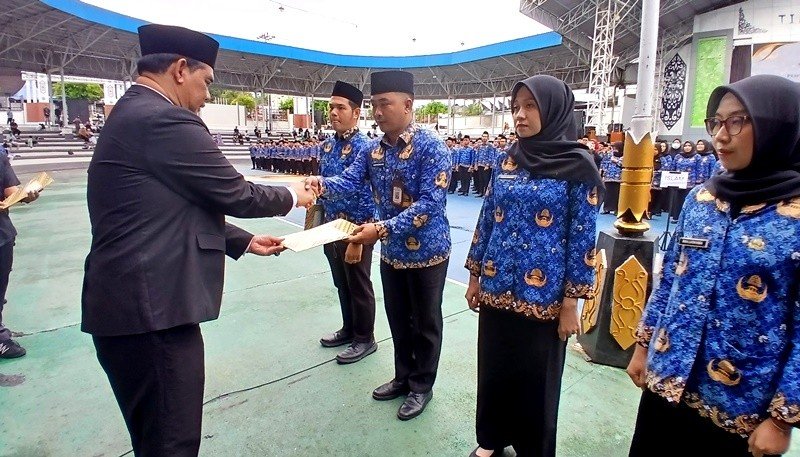 Bupati Barito Utara Serahkan SK Pengangkatan PNS TA 2024