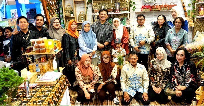 Bupati H Shalahuddin Junjunggi Stand Barito Utara di Kalteng Expo 2026