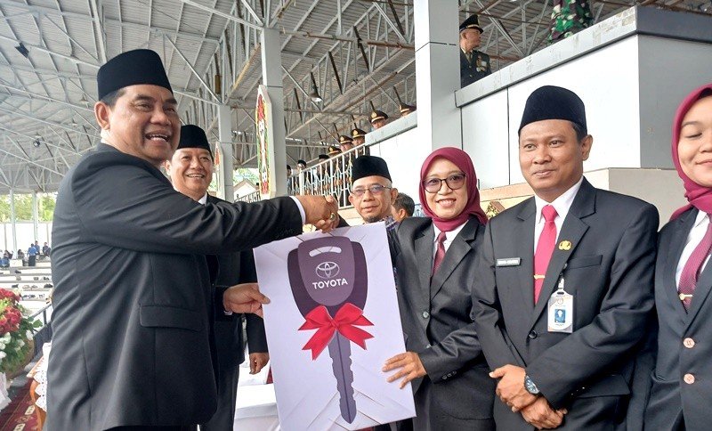 Bupati Shalahuddin Serahkan Mobil Operasional KPU dan FKUB serta Sematkan PIN Purna Paskibraka