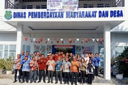 Purwanto bersama Pery Noah, jajaran DPMD Kapuas dan tamu undangan berfoto bersama usai serah terima jabatan. (Foto/Dani)