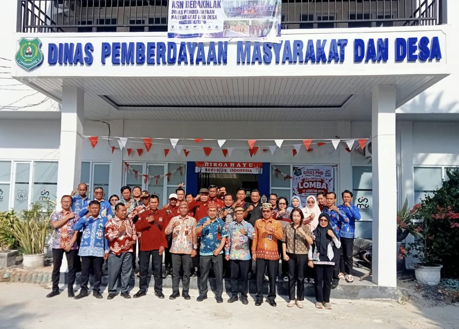 Purwanto bersama Pery Noah, jajaran DPMD Kapuas dan tamu undangan berfoto bersama usai serah terima jabatan. (Foto/Dani)