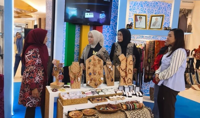Hj. Maya Savitri Promosikan Produk Barito Utara Pada Pameran Kriya dan Wastra Nasional di Makassar