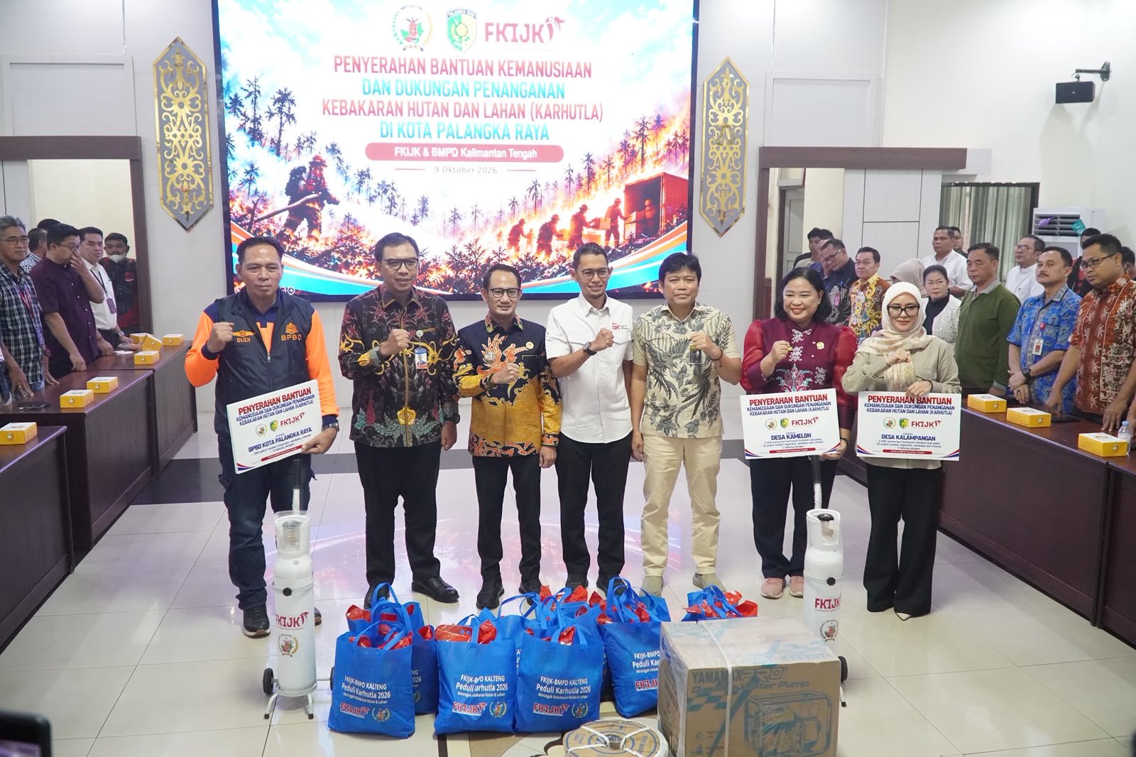 Dukung Pemda Tanggulangi Dampak Karhutla, OJK dan BI Kalteng Salurkan Bantuan Kemanusiaan